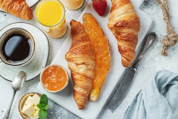 Friss Édes Croissant Vajjal Narancslekvárral Reggelire Kontinentális Reggeli Egy Fehér — Stock Fotó