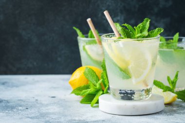 İki bardak limonata ya da naneli mojito kokteyli soğuk, ferahlatıcı içecek ya da buzlu, mavi arka planda buzlu içecek. Boşluğu kopyala