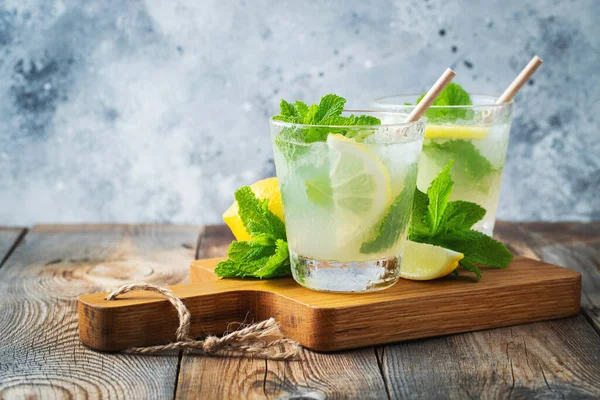 İki bardak limonata ya da naneli mojito kokteyli soğuk, ferahlatıcı içecek ya da buzlu, mavi arka planda buzlu içecek. Boşluğu kopyala