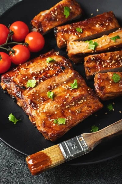 Barbekü soslu bir tabakta servis edilen sıcak ızgara pirzola. Üst Manzara. Boşluğu kopyala.