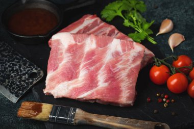 Çiğ et. Sırtından çiğ domuz kaburgası ve siyah bir arka planda et. arkaplan resmi, boşluk metni kopyala