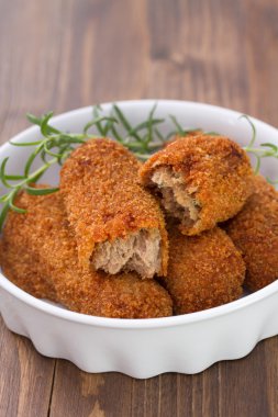 Beyaz tabak içinde et köfte
