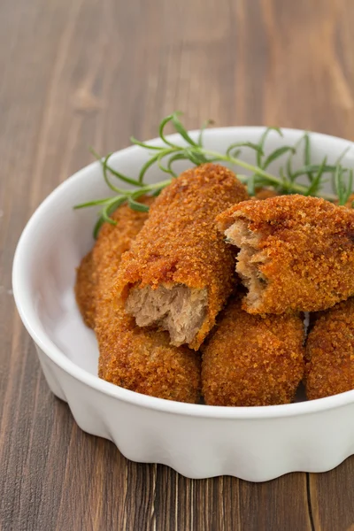 Croquetes de carne em prato branco — Fotografia de Stock