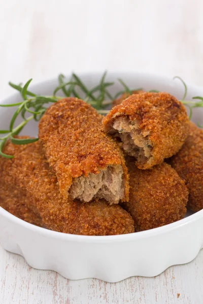 Fleischkroketten in weißer Schale — Stockfoto