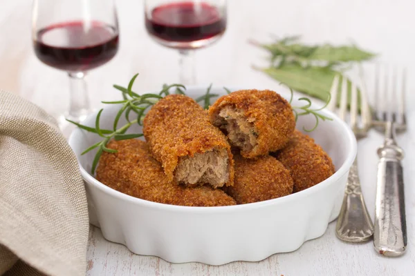 Crocchette di carne in piatto e vino rosso — Foto Stock