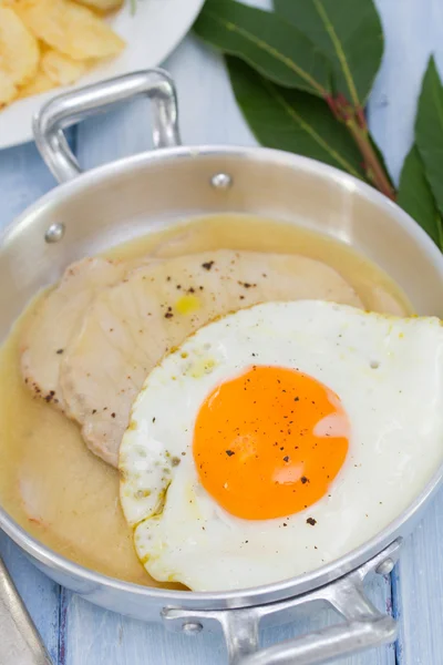 Fried meat with sauce and fried egg in dish — Stock Photo, Image