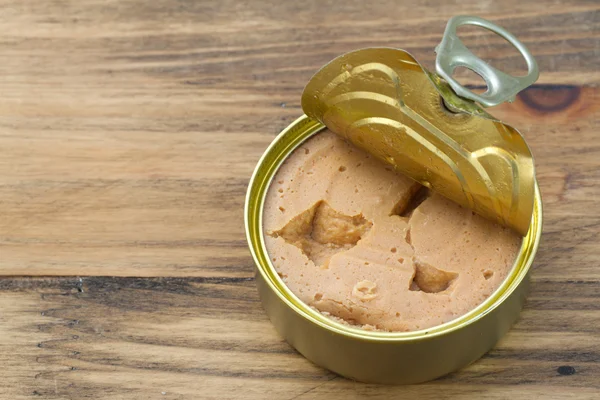 Pâté de poisson dans une boîte en fer — Photo