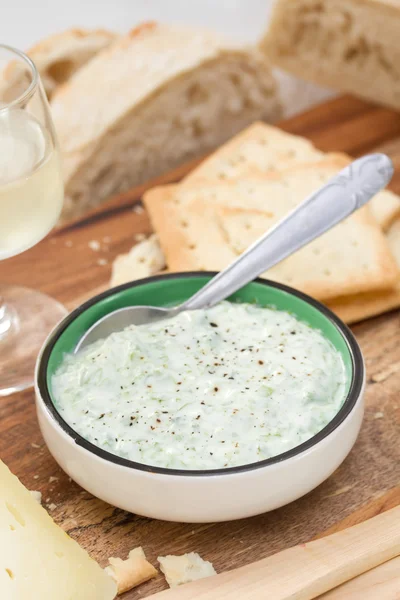 Salsa su piatto con biscotti e pane — Foto Stock