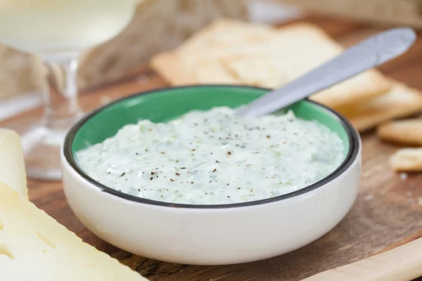 Salsa su piatto con biscotti e pane — Foto Stock