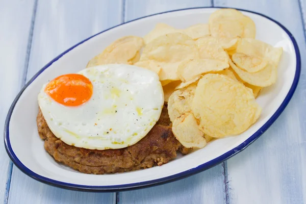 Rökt korv med stekt ägg och potatis på skålen — Stockfoto