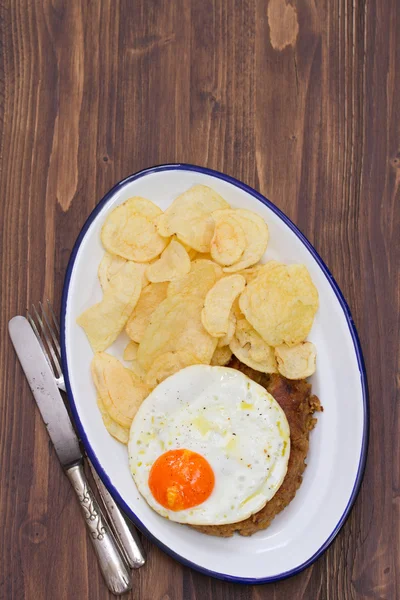 Linguiça portuguesa típica alheira com ovo frito — Fotografia de Stock