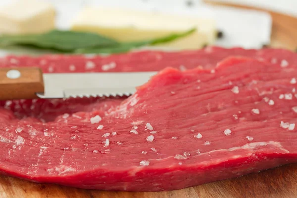 Manzo crudo con burro, erbe aromatiche e pepe nero — Foto Stock