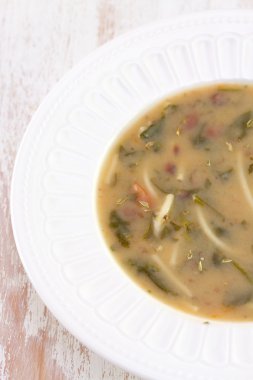 Beyaz tabak makarna ile sebze çorbası