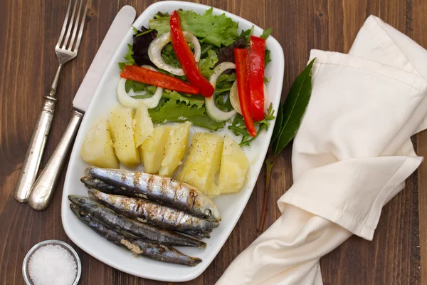 Gebratene Sardinen mit Salzkartoffeln und Salat — Stockfoto