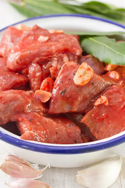 Schweinefleisch in Marinade mit Knoblauch — Stockfoto