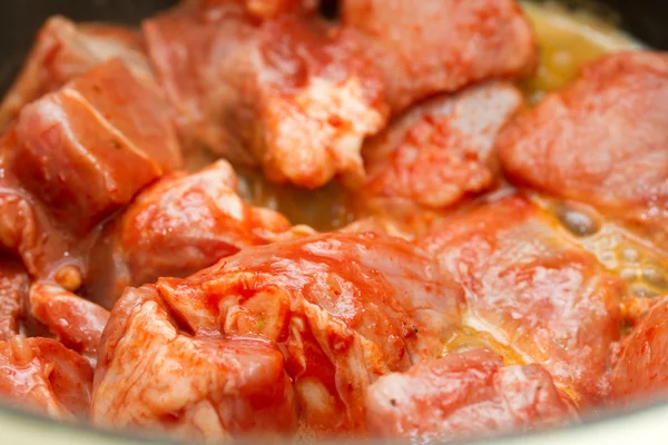 Frying marinated pork with pepper — Stock Photo, Image