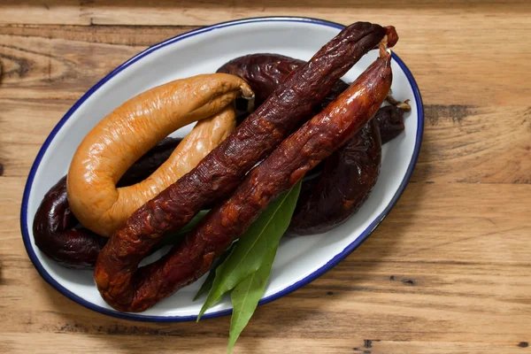 Saucisses fumées sur plat blanc — Photo