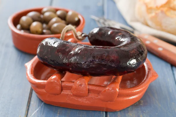 Embutido ahumado en plato de cerámica — Foto de Stock