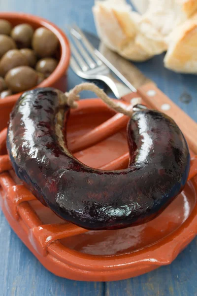 Saucisse fumée sur un plat en céramique — Photo