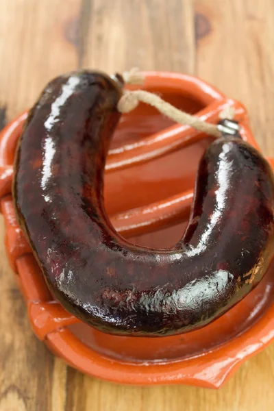 Saucisse fumée sur un plat en céramique — Photo