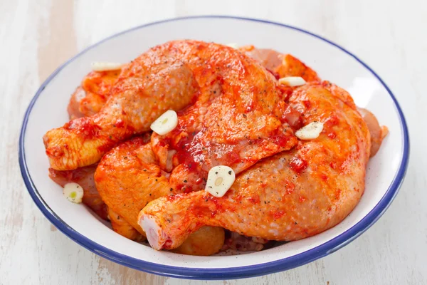 Marinated chicken with garlic in dish — Stock Photo, Image