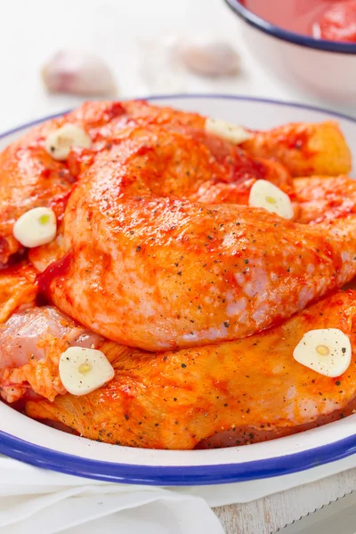 Marinated chicken with garlic in dish — Stock Photo, Image