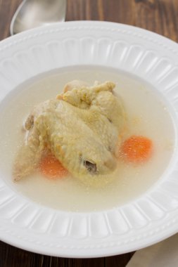 Beyaz tabakta tavuk suyu