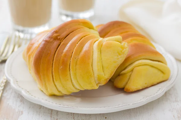 Croissant su piatto e caffè con latte — Foto Stock