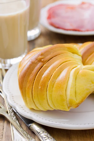 Croissant med skinka och glasögon av kaffe med mjölk — Stockfoto