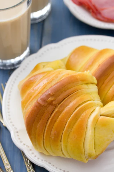 Croissant med skinka på vit platta — Stockfoto