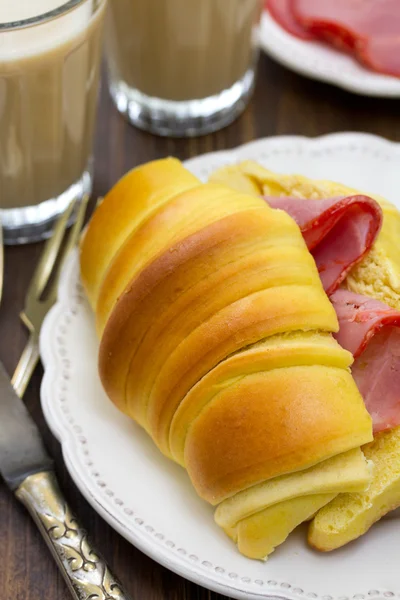 Pão com presunto no prato — Fotografia de Stock