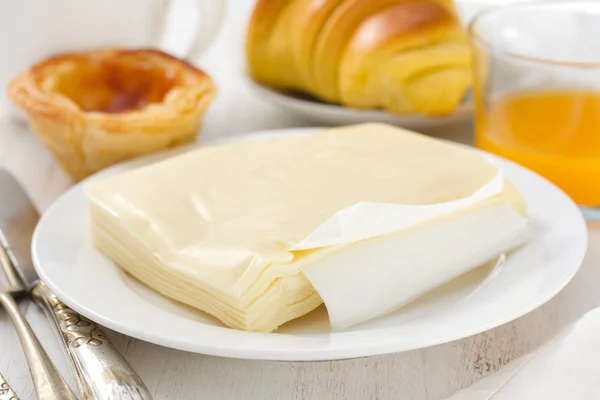 Sýr na desce s pastelově de nata, džus a káva — Stock fotografie