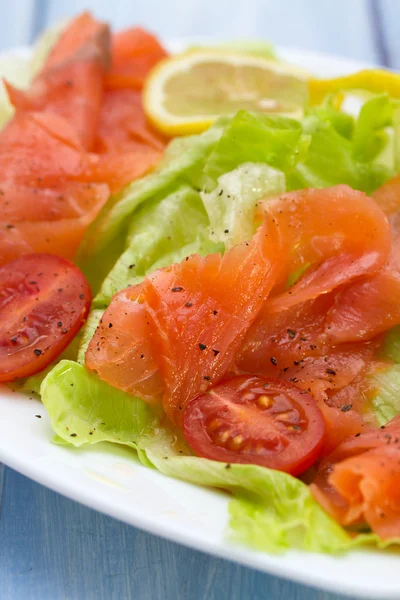 Salat mit Räucherlachs auf weißem Teller — Stockfoto