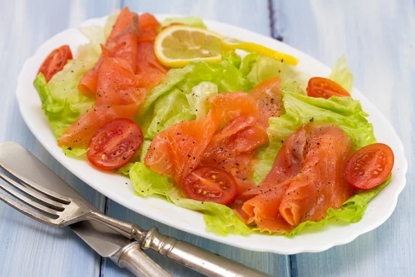Salada com salmão defumado em prato branco — Fotografia de Stock