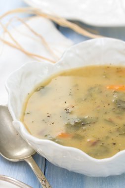 Beyaz kase sebze çorbası