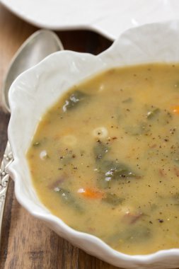 Beyaz kase sebze çorbası