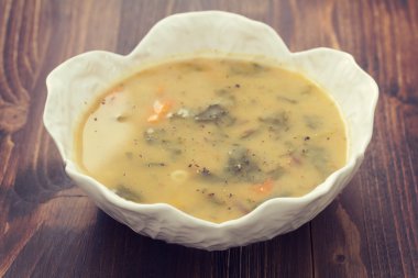 Beyaz kase sebze çorbası