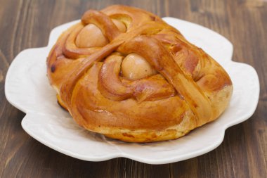 Portekizce geleneksel Paskalya Folar kahverengi ahşap zemin üzerinde kek