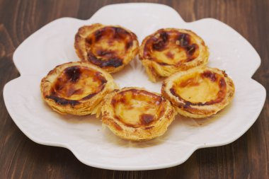 Portekizce tatlı pasteis de nata beyaz çanak üzerinde