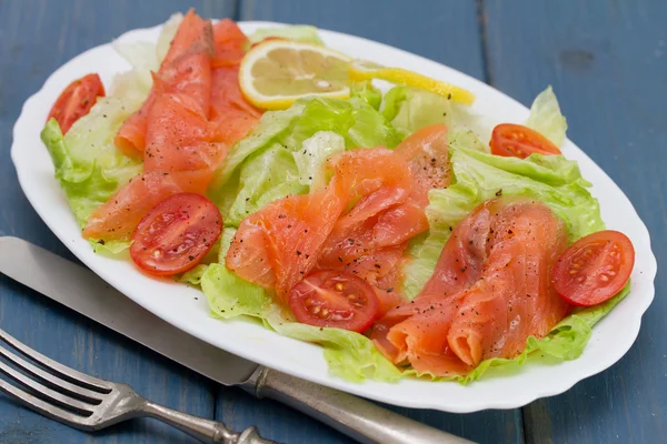 Salat mit Räucherlachs auf weißem Teller — Stockfoto