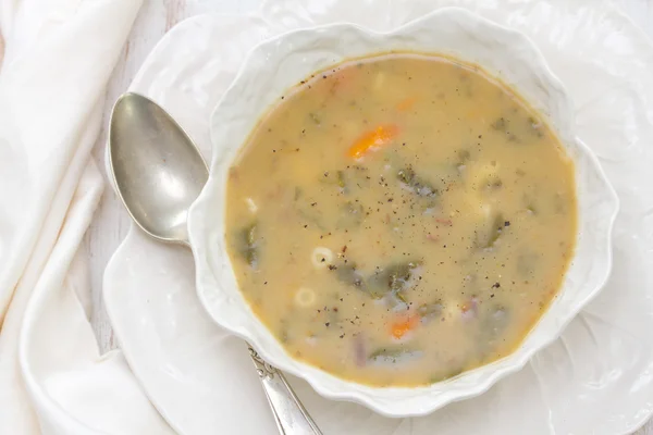 Sopa de legumes em tigela branca — Fotografia de Stock