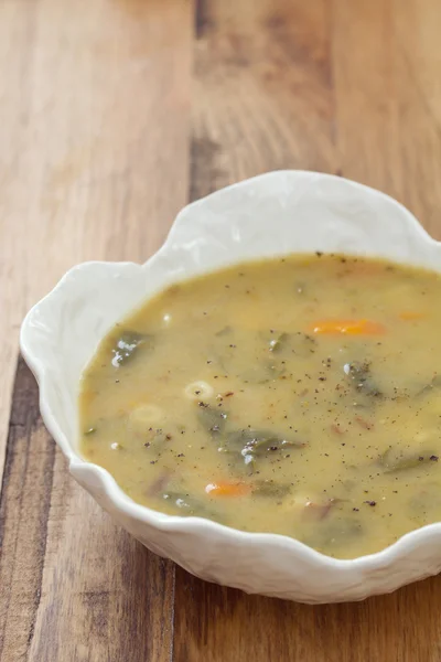 Gemüsesuppe in weißer Schüssel — Stockfoto