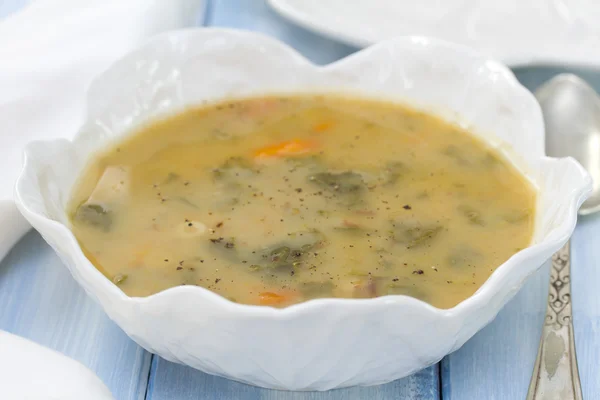 Sopa de legumes em tigela branca no fundo azul — Fotografia de Stock