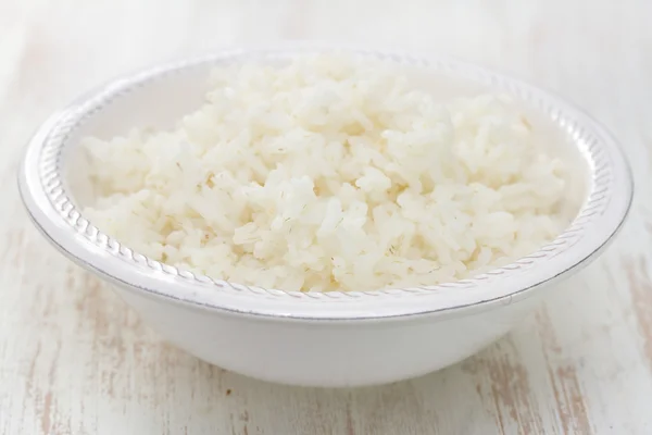 Arroz hervido en un tazón blanco sobre fondo blanco —  Fotos de Stock