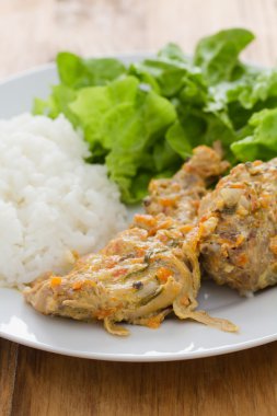 tavşan haşlanmış pirinç ve marul 