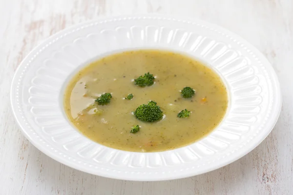 Gemüsesuppe mit Brokkoli auf weißem Teller — Stockfoto