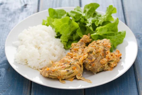 Rabbit with boiled rice and salad — Stock Photo, Image