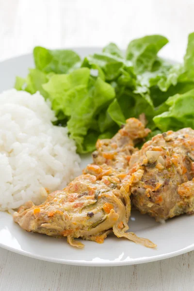 Kaninchen mit Sauce, gekochtem Reis — Stockfoto