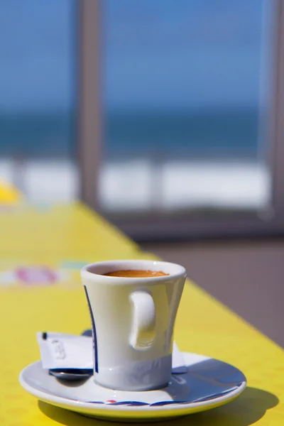 Tasse Kaffee auf dem Tisch — Stockfoto