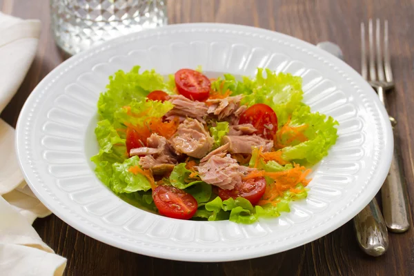 Thunfischsalat auf weißem Teller — Stockfoto